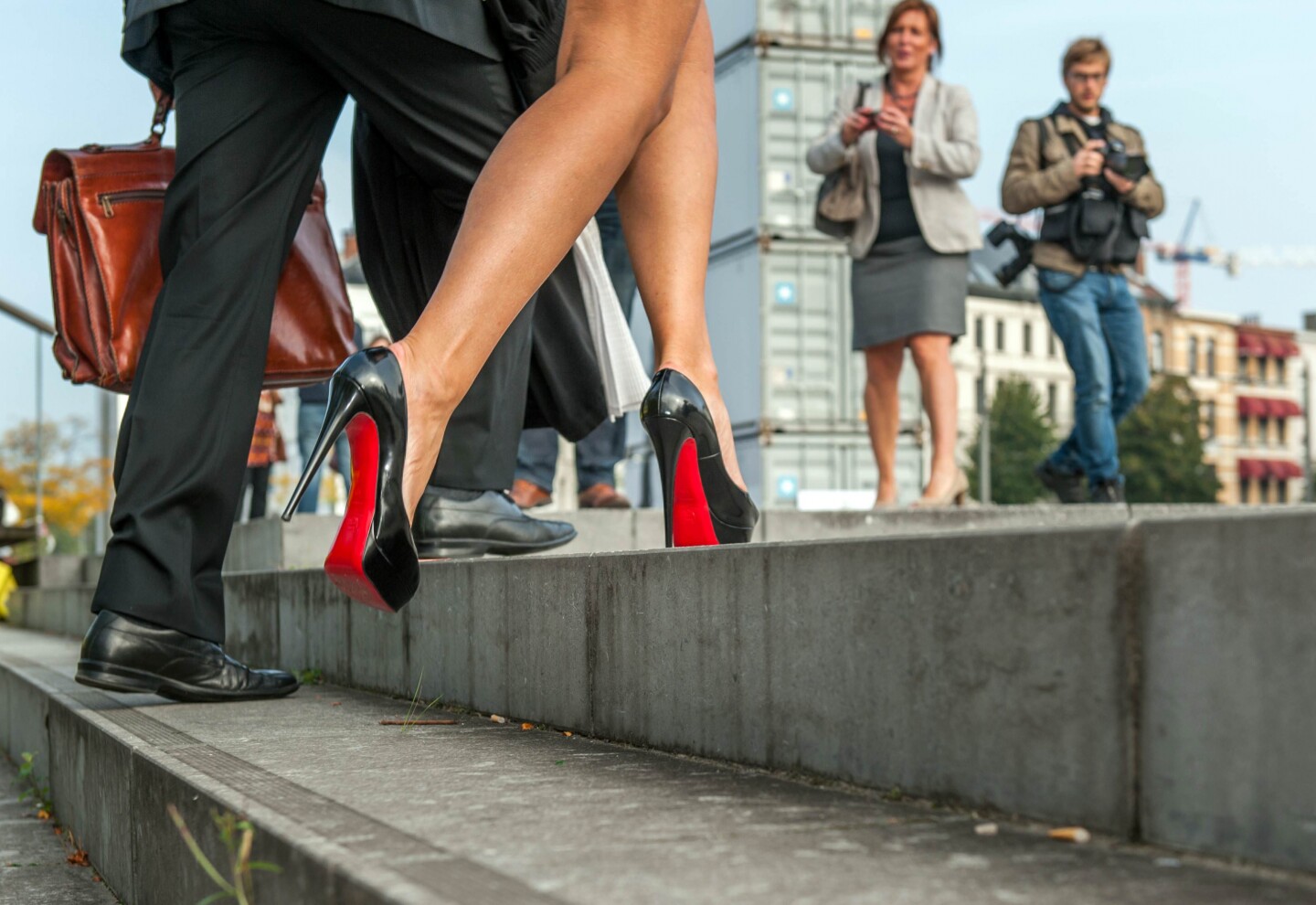 Christian Louboutin firma alianza con el grupo espa ol de perfumes